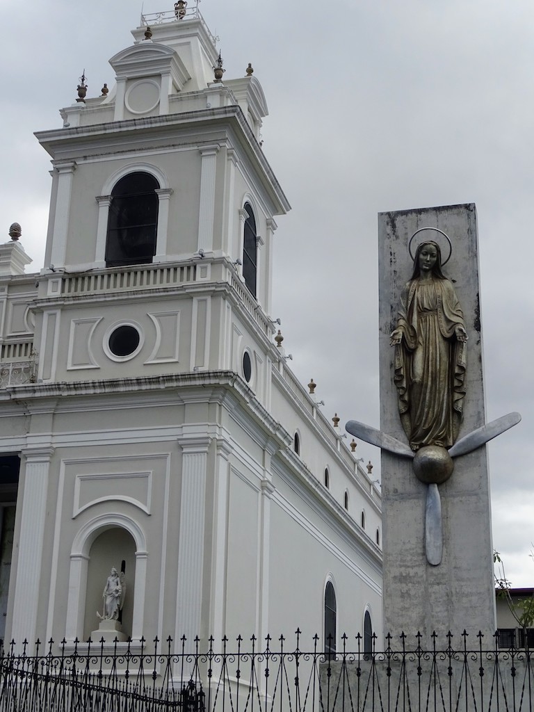 Costa Rica San Jose Eglise de la solitude statue
