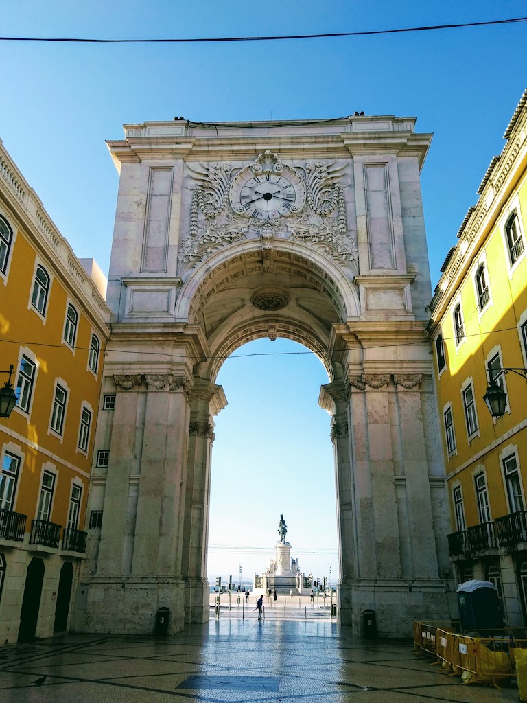 Portugal Lisbonne Commerce place porte sur rue