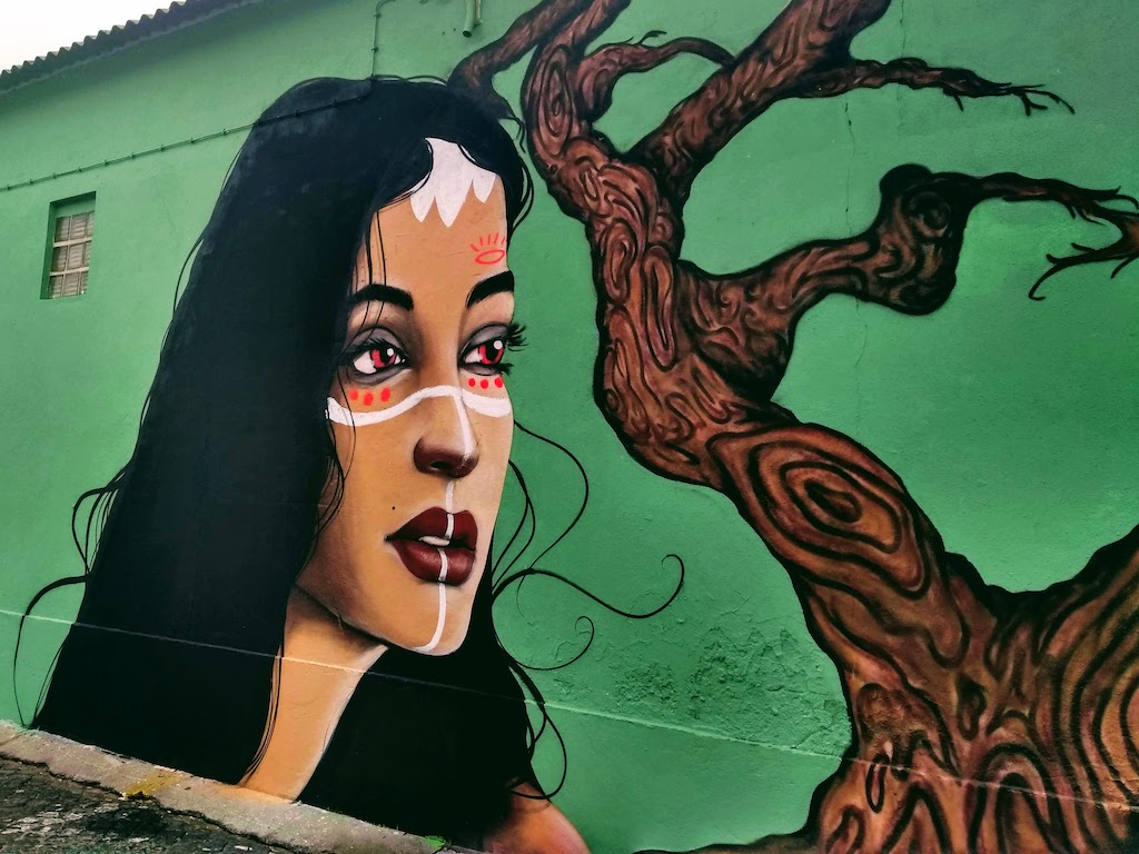 Portugal Lisbonne street art femme