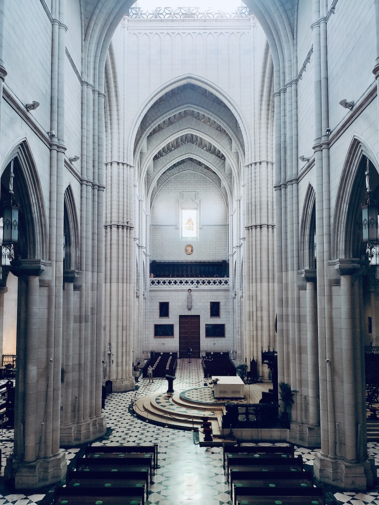 Madrid Almudena cathedrale transept