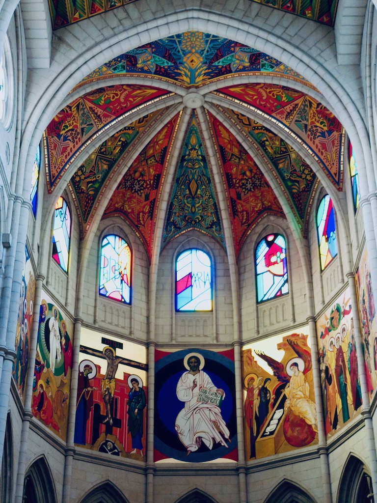 Madrid Almudena cathedrale detail nef