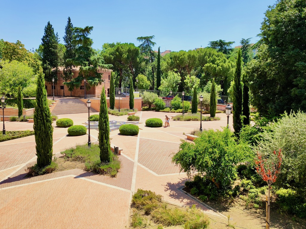 Madrid jardin mur maures