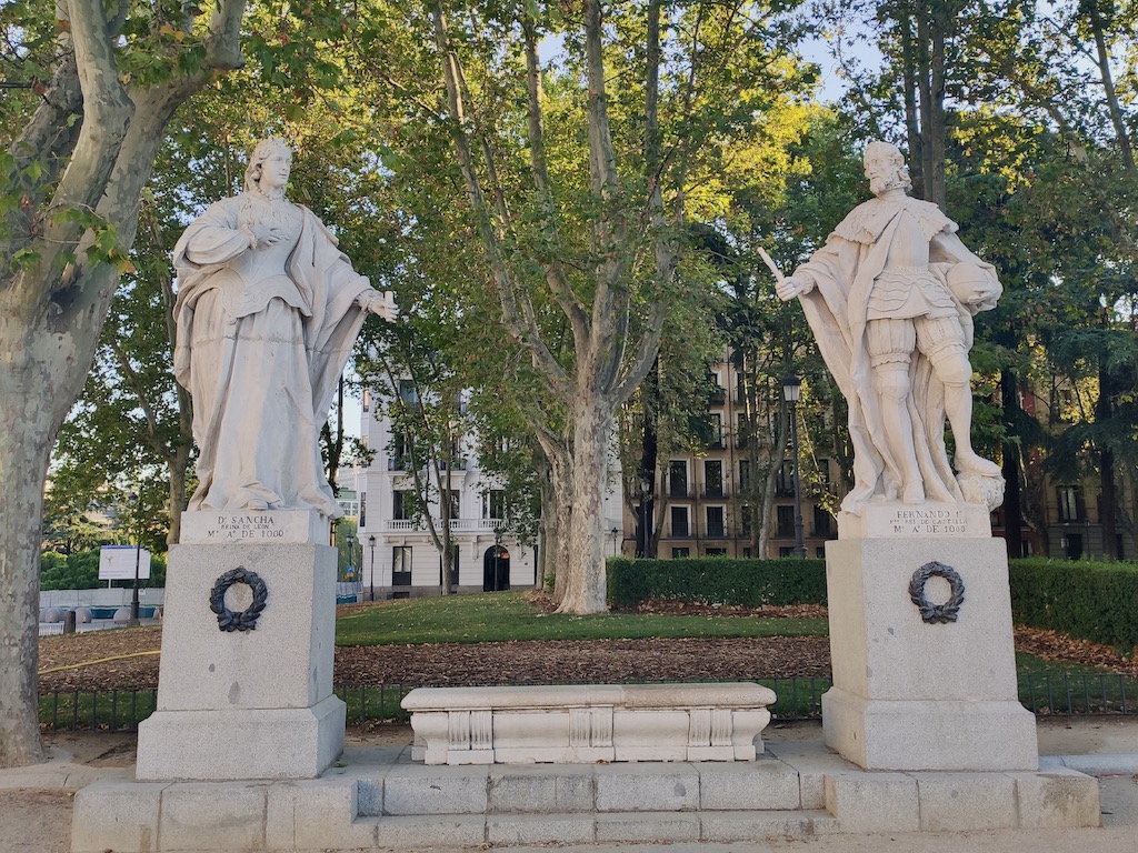 Espagne Madrid Plaza Oriente King statues 2