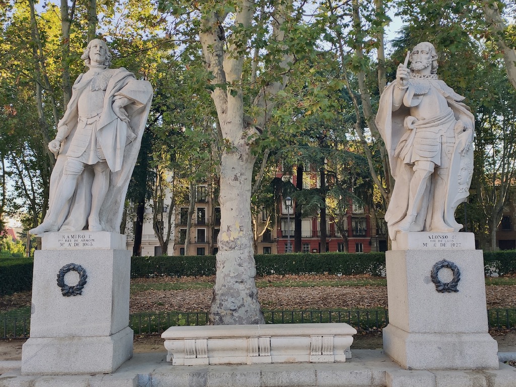 Espagne Madrid Plaza Oriente King statues 3